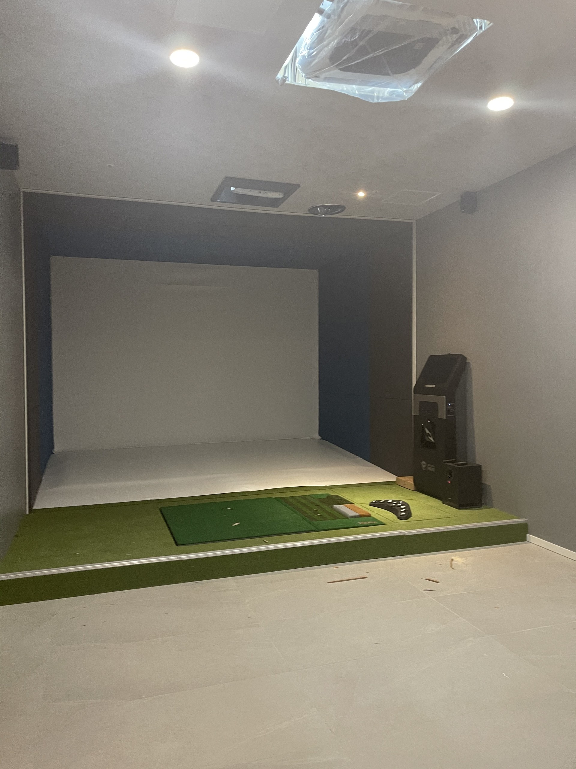 공사 중: 타석과 주변 조명